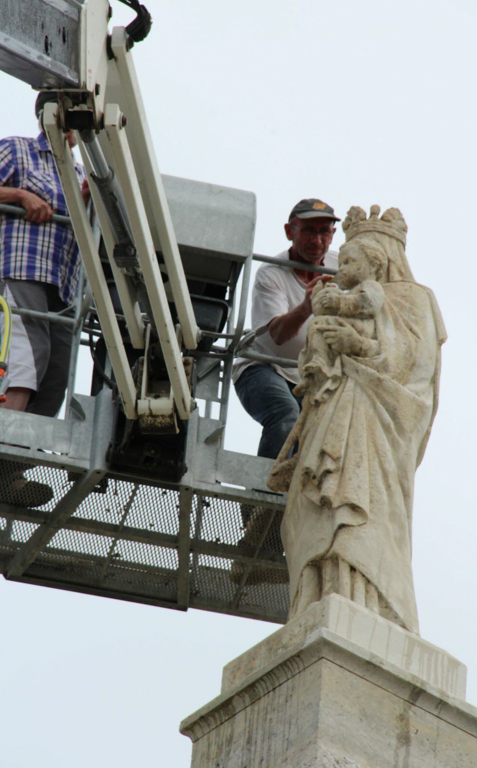 Didier Françon à l’œuvre lors de la réfection de la Vierge du rocher de Réauville